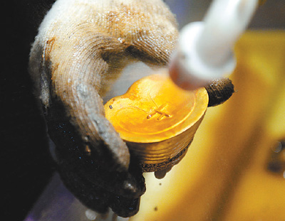 考古人员在南昌西汉海昏侯墓主椁室中发掘出马蹄金