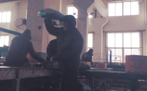 沈阳:分拣中心里快件经历着“飞摔踩踢”(图)1 沈阳:分拣中心里快件经历着“飞摔踩踢”(图)1