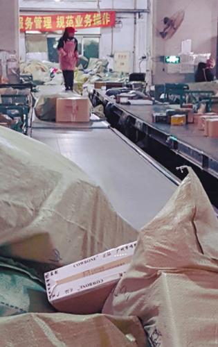 沈阳:分拣中心里快件经历着“飞摔踩踢”(图)4 沈阳:分拣中心里快件经历着“飞摔踩踢”(图)4