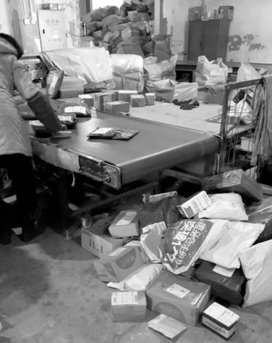 沈阳:分拣中心里快件经历着“飞摔踩踢”(图)5 沈阳:分拣中心里快件经历着“飞摔踩踢”(图)5