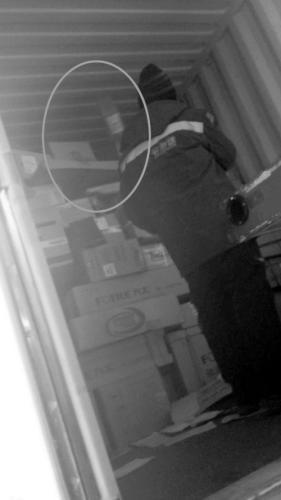 沈阳:分拣中心里快件经历着“飞摔踩踢”(图)6 沈阳:分拣中心里快件经历着“飞摔踩踢”(图)6