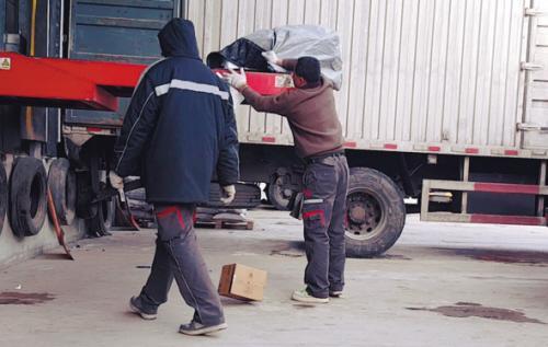 沈阳:分拣中心里快件经历着“飞摔踩踢”(图)7 沈阳:分拣中心里快件经历着“飞摔踩踢”(图)7