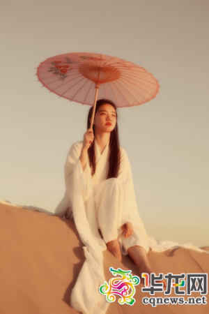 女生沙漠中拍写真 神似《东方不败》里王祖贤(图)3 女生沙漠中拍写真 神似《东方不败》里王祖贤(图)3