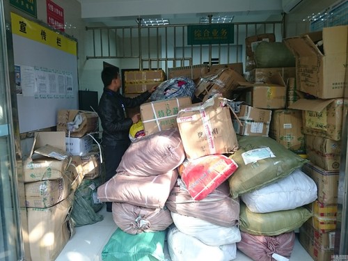 旧衣服当爱心捐折射慈善文化的苍白与落后 旧衣服当爱心捐折射慈善文化的苍白与落后