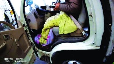 大冷天为省油不开暖风 奇葩司机裹棉被上高速 大冷天为省油不开暖风 奇葩司机裹棉被上高速