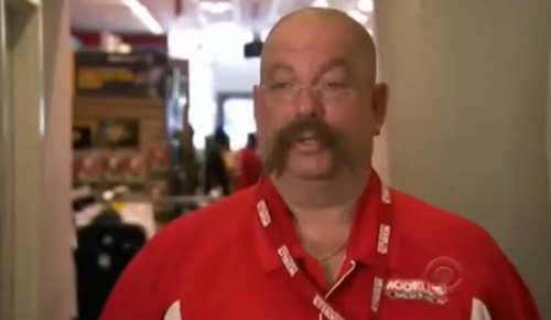 老板伪装成新人到店里视察,他最后竟然决定……