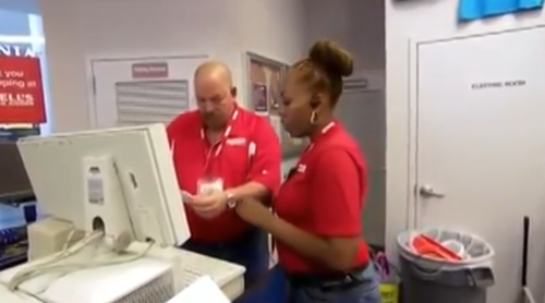 老板伪装成新人到店里视察,他最后竟然决定……