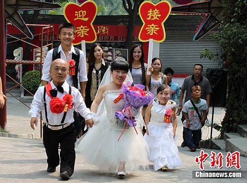 东莞“最矮夫妻”成婚 东莞“最矮夫妻”成婚