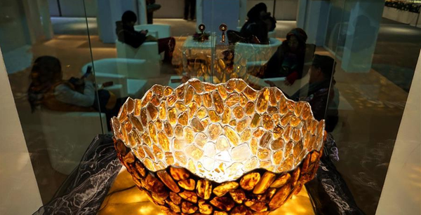 （2）用波罗的海虫珀制作的灯罩（11月22日摄）。