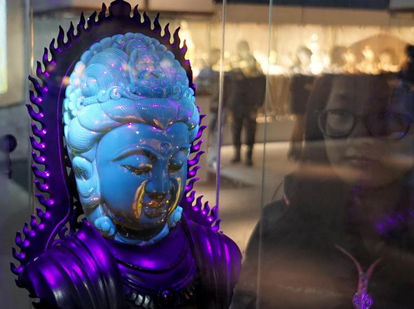 （3）用波罗的海稀有蓝珀雕刻的佛像（11月22日摄）。