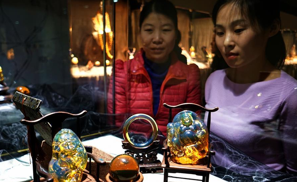 （1）11月22日，游人参观用波罗的海琥珀制作的中国特色工艺品。