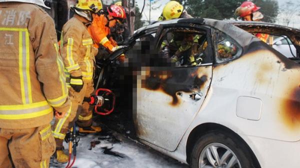 快递车与小车相撞起火 快递车与小车相撞起火