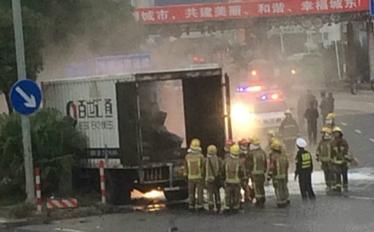 快递车与小车相撞起火2 快递车与小车相撞起火2