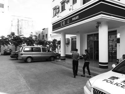 女子称“民警抓赌把我打伤” 副所长垫付医药费 女子称“民警抓赌把我打伤” 副所长垫付医药费