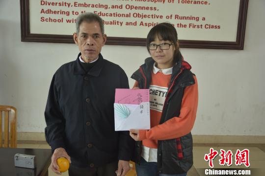 江西大学生感恩节写“情书”致校园后勤人员(图)1 江西大学生感恩节写“情书”致校园后勤人员(图)1