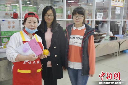 江西大学生感恩节写“情书”致校园后勤人员(图)3 江西大学生感恩节写“情书”致校园后勤人员(图)3