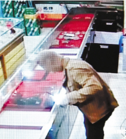 金店40万财物被盗 嫌犯大摇大摆“逛”足两小时1 金店40万财物被盗 嫌犯大摇大摆“逛”足两小时1