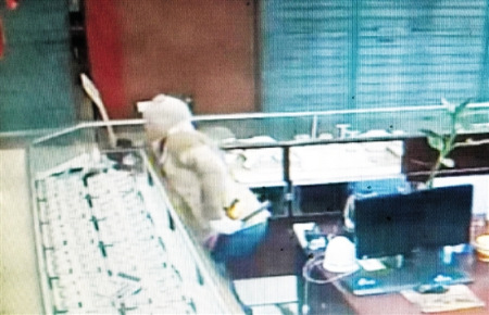 金店40万财物被盗 嫌犯大摇大摆“逛”足两小时2 金店40万财物被盗 嫌犯大摇大摆“逛”足两小时2