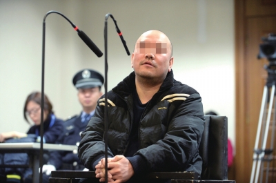 ▲昨天，耿某因涉嫌贪污罪在市一中院受审。京华时报记者欧阳晓菲摄