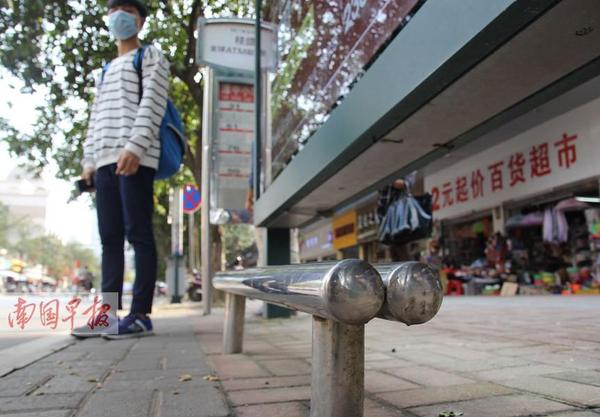 柳州一公交站候车椅离地仅20厘米 形同虚设(图)