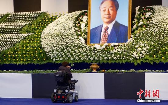 首尔市厅广场焚香所11月23日下午1时40分起接受各界民众吊唁已故韩国前总统金泳三，众多市民前往献花并默哀。<a target='_blank' href='http://www.chinanews.com/'>中新社</a>记者 吴旭 摄