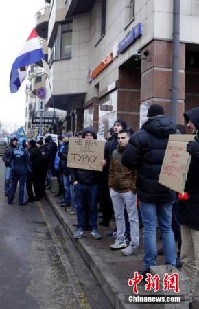 当地时间11月25日，俄罗斯民众手持标语、旗帜聚集在土耳其驻俄罗斯大使馆门前，抗议土军方击落俄苏24战机。24日，俄罗斯一架苏24战机在土耳其和叙利亚边境叙利亚一侧坠毁。王修君 摄