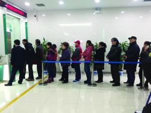 农行南京大桥南路支行市民排长队兑换 现代快报记者 刘元媛 摄   农行南京大桥南路支行市民排长队兑换 现代快报记者 刘元媛 摄