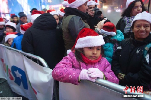 往年，不少消费者把这一天看作准备圣诞礼物或买便宜货的黄金时刻，很多人半夜排队，甚至提前数天搭帐篷露营。