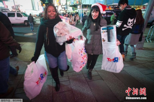 2014年“黑五”，抢购到商品的消费者满意而归。