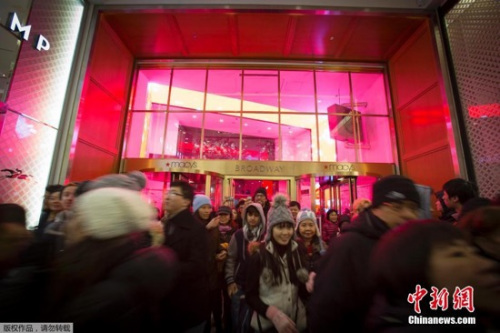 从去年开始，梅西百货、西尔斯百货、沃尔玛商场等大型商场超市为吸引客源，早在黑五前一天的感恩节就开始了通宵营业。