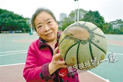 重庆“篮球婆婆”十投七进 称要练到一百岁1 重庆“篮球婆婆”十投七进 称要练到一百岁1