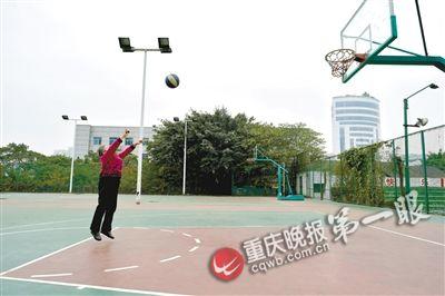 重庆“篮球婆婆”十投七进 称要练到一百岁2 重庆“篮球婆婆”十投七进 称要练到一百岁2