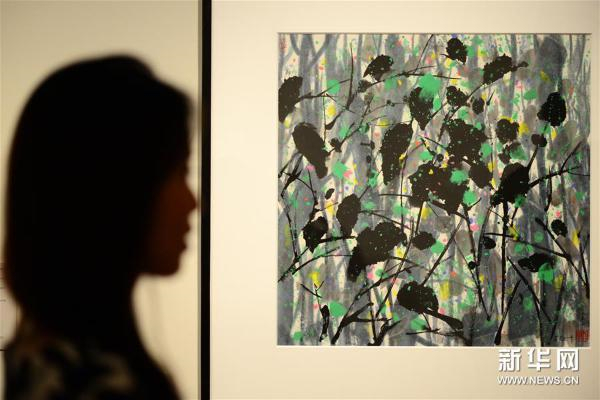 11月25日，参观者在新加坡国家美术馆参观吴冠中画展。