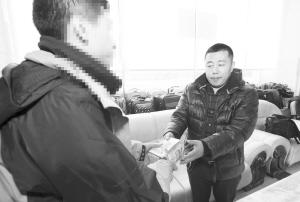 乘客落出租车上11万 的哥急够呛通过电台找失主 乘客落出租车上11万 的哥急够呛通过电台找失主