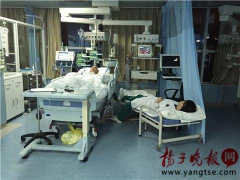 医生7小时手术后累瘫 防意外病人床边入眠1 医生7小时手术后累瘫 防意外病人床边入眠1