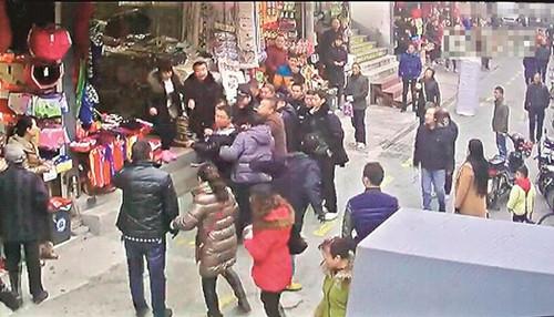 湖北十余城管“临时工”围殴商户 55秒打17拳 湖北十余城管“临时工”围殴商户 55秒打17拳