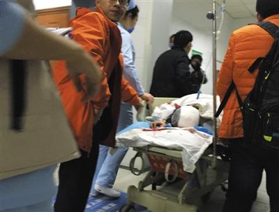 北航音乐厅舞台意外沉降25人送医(图)2 北航音乐厅舞台意外沉降25人送医(图)2