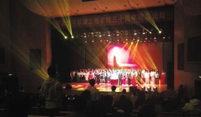 北航音乐厅舞台意外沉降25人送医(图)4 北航音乐厅舞台意外沉降25人送医(图)4