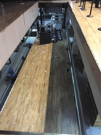 北航音乐厅舞台意外沉降25人送医(图)6 北航音乐厅舞台意外沉降25人送医(图)6