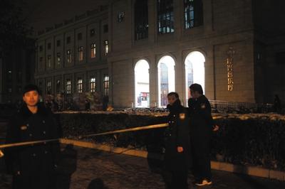 北航音乐厅舞台意外沉降25人送医(图)7 北航音乐厅舞台意外沉降25人送医(图)7