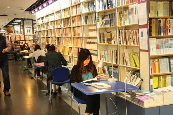 在北京24小时书店中读书的人们 在北京24小时书店中读书的人们