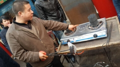 委员们参观静安门社区一集中取火点 委员们参观静安门社区一集中取火点