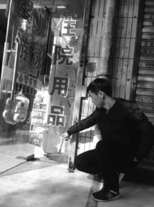 店主深夜一人斗两贼 三的哥冷看两小伙拎板凳抓贼 店主深夜一人斗两贼 三的哥冷看两小伙拎板凳抓贼