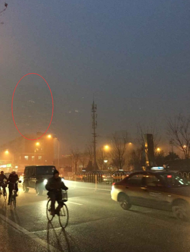 今天的“大裤衩”和灰色霾天“融为一体”。