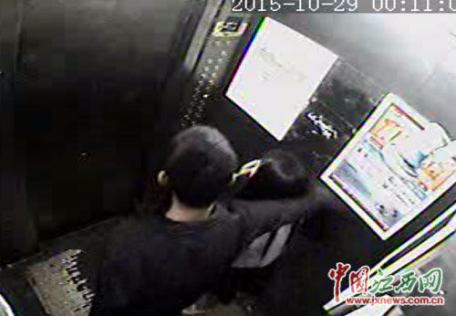 嫌疑人在电梯内挟持受害人 嫌疑人在电梯内挟持受害人