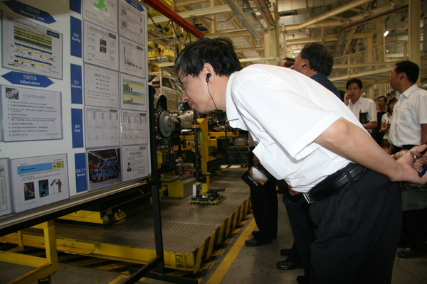 2009年，蔡国雄委员考察北京亦庄开发区建设情况。