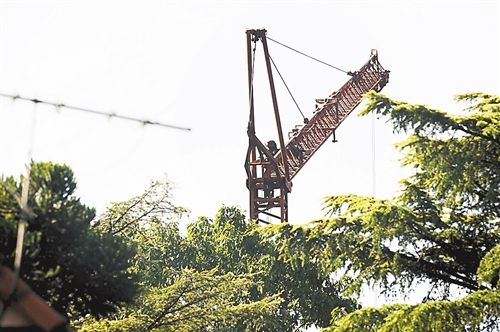 3月10日晚，阿根廷布宜诺斯艾利斯省莫雷诺市发生一起蹦极事故，两名年轻人在空中头部猛烈相撞，伤重不治身亡。图为发生事故的用吊车改装的蹦极设备。