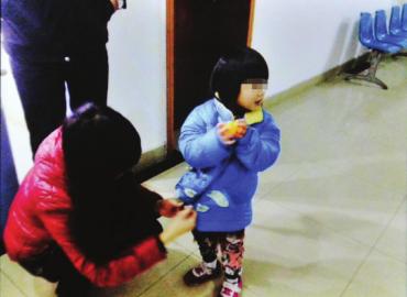 孩子摔坏杯子父母将其丢下 母亲:只想给她个教训1 孩子摔坏杯子父母将其丢下 母亲:只想给她个教训1