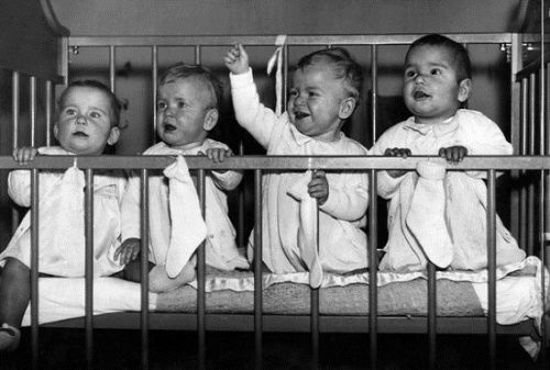 迈尔斯家四胞胎小的时候。