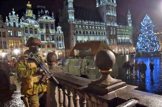 澎湃新闻（www.thepaper.cn）此前曾报道，由于几名涉嫌巴黎恐袭的袭击者均来自比利时，同时消息称头号嫌疑人阿布德斯拉姆已经潜逃回比利时?！鞍屠枋较魍病比帽壤币廊晃肿罡呒侗鸬陌踩?。目前，比利时的地铁和学校继续保持关闭。但比利时首相查尔斯·米歇尔23日宣布，全国的学校和地铁将于25日重新开放。